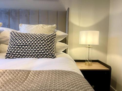 Cama o camas de una habitación en Sophisticated Cardiff Apartment Free Parking