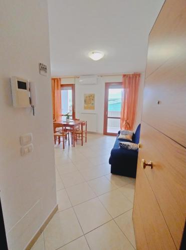 Appartamento Perugia - Casa Penelope في بيروجيا: غرفة معيشة مع أريكة زرقاء وطاولة