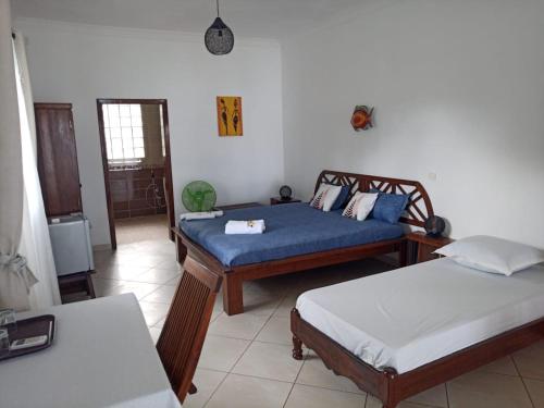 a room with two beds in a room with at Ô Bleu Azur in Antsatrakolo