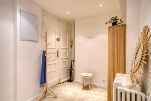 een kamer met een witte deur en een kruk bij 4 stars Palais Hermitage, 5 pers, AC, Full confort in Nice