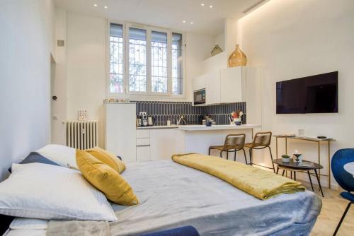 une chambre avec un grand lit et une cuisine dans l'établissement 4 stars Palais Hermitage, 5 pers, AC, Full confort, à Nice