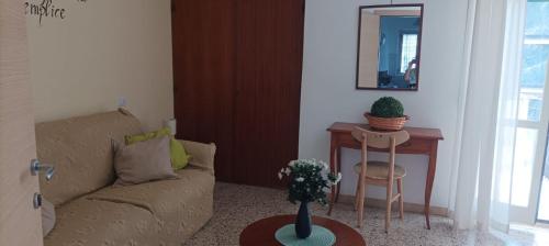 Marechiaro في سابري: غرفة معيشة مع أريكة وطاولة