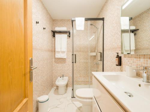 y baño con aseo, lavabo y ducha. en Avatar Auditorio, en Las Palmas de Gran Canaria