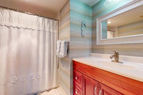 un baño con lavabo y ducha en Sea Colony --- 205N Edgewater, en Bethany Beach