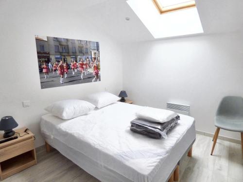- une chambre dotée d'un lit avec une photo sur le mur dans l'établissement Maison de 3 chambres avec vue sur la ville et wifi a Brioude, à Brioude
