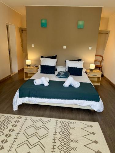 une chambre avec un grand lit avec deux oreillers dans l'établissement Maison à la campagne., à Sollacaro