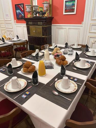 une longue table avec des assiettes de nourriture dans l'établissement Suite Bien être du Château de la Bouchatte, à Chazemais