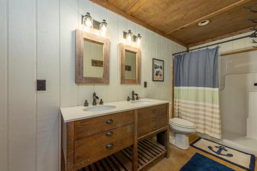 een badkamer met een wastafel en een toilet bij Harborside Haven in Nebo