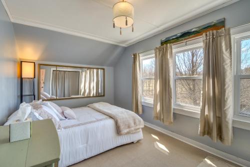 Ένα ή περισσότερα κρεβάτια σε δωμάτιο στο Lakefront Oakland Vacation Rental with Dock and Views!