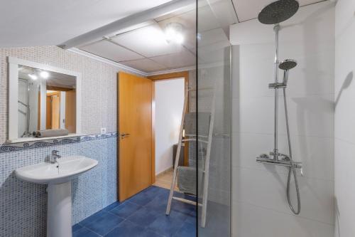 uma casa de banho com um lavatório e um chuveiro em Atico Milan em Xàbia