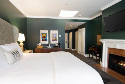 Postel nebo postele na pokoji v ubytování Sentinel Hotel
