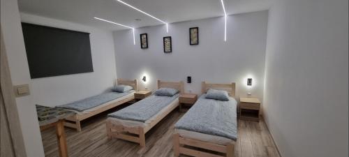 Säng eller sängar i ett rum på KOKON Noclegi Żuromin