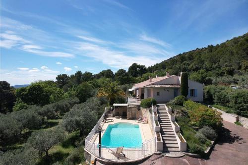 Mérindolにあるvacation home with private swimming-pool and a nice view on the luberon mountain, located in merindol, 8 personsのスイミングプール付きの家屋の空中ビュー