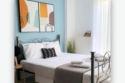 伊拉克利翁鎮的住宿－Casa Kali 3 Apartment，一间卧室配有一张蓝色墙壁的床