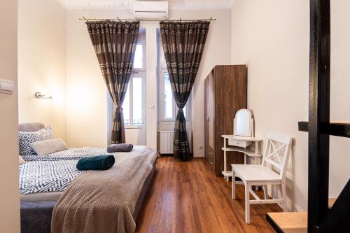布達佩斯的住宿－Urban Rooms，一间带床和镜子的客厅