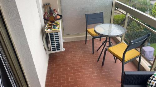 un balcon avec une table et des chaises sur un balcon dans l'établissement Joli studio vue mer, piscine, Tennis, Parking, à Antibes
