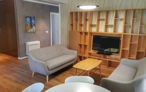 - un salon avec un canapé et une télévision dans l'établissement Sunrise Comforts, à Tirana