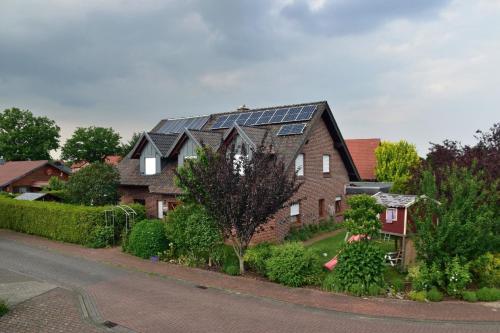 ein Haus mit Sonnenkollektoren auf dem Dach in der Unterkunft Luxus-Ferienwohnung für Ruhesuchende in der Natur in Uchte