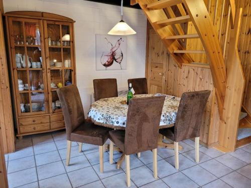 uma sala de jantar com mesa e cadeiras em Gemütliches Ferienhaus Lea für 5 Personen mit Sauna und Kaminofen von Privat im Ferienpark Extertal em Extertal