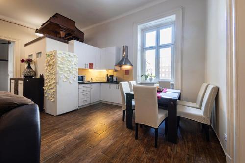 Kuchyň nebo kuchyňský kout v ubytování Urban Rooms
