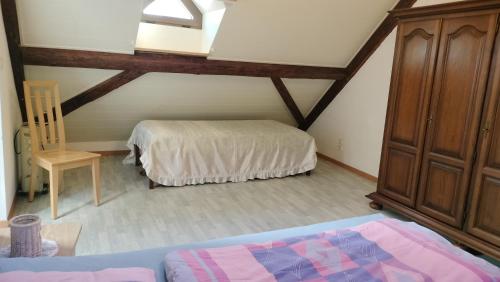 Ein Bett oder Betten in einem Zimmer der Unterkunft BnB LES OISEAUX, chez Claude et Lidia, 26 à 44m2, 2ème étage
