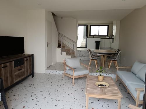 Khu vực ghế ngồi tại SUPERB MEDITERRANEAN FISHERMANHOUSE FRESHLY RENOVATED 20 M FROM HARBOR HIKES NEARBY no extra fees