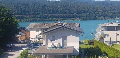 una casa con vista sul lago di BlueLine Apartments am Wörthersee a Schiefling am Wörthersee