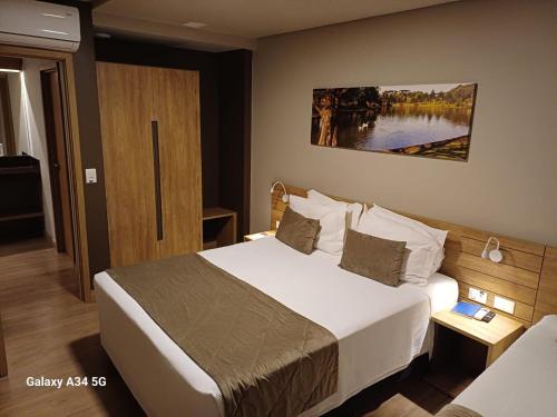 Una habitación de hotel con una cama en una habitación en Laghetto Golden Resort en Gramado