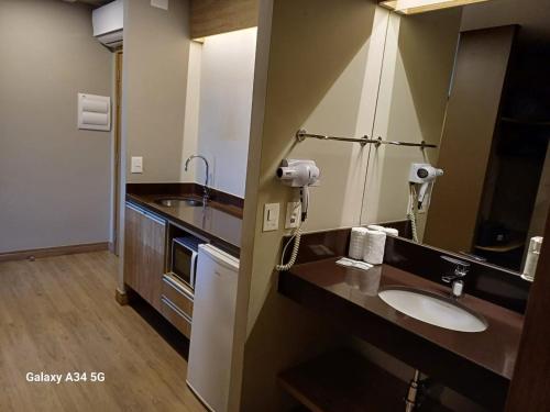 uma casa de banho com um lavatório e um espelho em Laghetto Golden Resort em Gramado