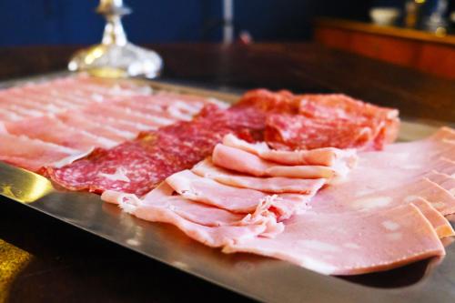 ホテルの敷地内または近くでの食事または食べ物
