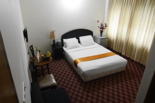 A bed or beds in a room at Holiday Xpress