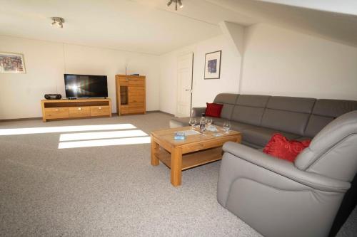 ein Wohnzimmer mit einem Sofa und einem Couchtisch in der Unterkunft Villa Hartenfels 3 in Scuol