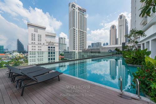 een zwembad in een stad met hoge gebouwen bij Quill Residence by Wodages in Kuala Lumpur