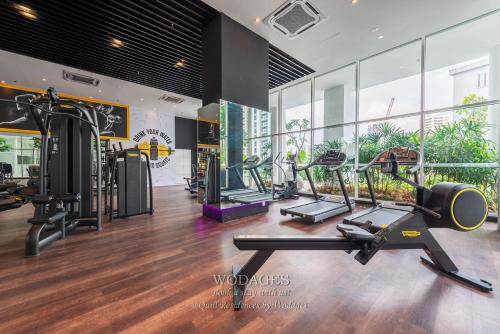 een fitnessruimte met loopbanden en crosstrainers in een gebouw bij Quill Residence by Wodages in Kuala Lumpur