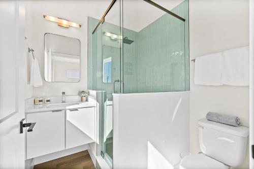 een badkamer met een douche, een toilet en een wastafel bij 194 Riberia - Downtown Waterfront Luxury Home in St. Augustine