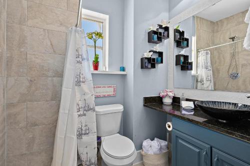 un bagno con doccia, WC e lavandino di Casa Bella- Chic, Retro Apt- Steps to Historic District! a St. Augustine