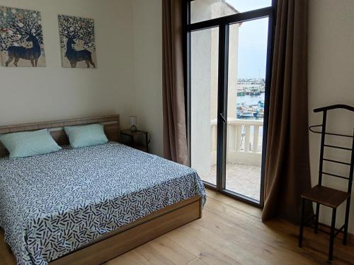 une chambre avec un lit et une vue sur un balcon dans l'établissement MAGNIFIQUE Pépite au bord de l eau, à Martigues
