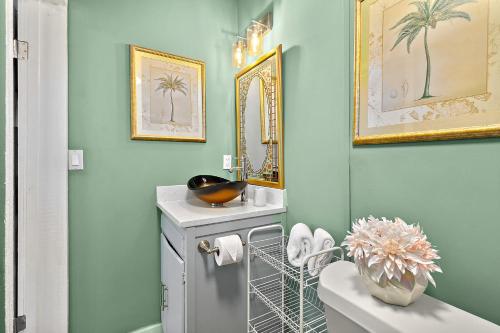 y baño con lavabo y espejo. en Casa Maria 3- Historic Charming Apt, Steps to everything downtown! en St. Augustine