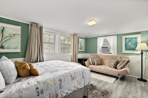1 dormitorio con 1 cama y 1 sofá en Casa Maria 3- Historic Charming Apt, Steps to everything downtown! en St. Augustine