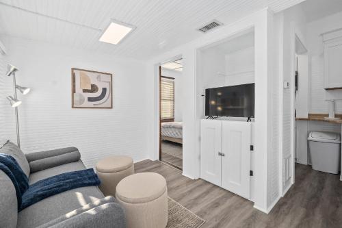 セント・オーガスティンにあるOld Mission Guest Suite - Charming Apartment, 15 Min Walk to Downtown!のソファとテレビのある白いリビングルーム