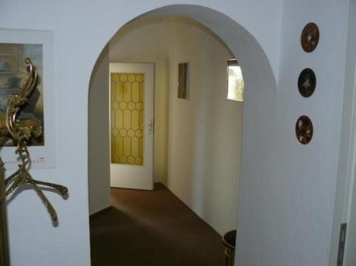een boog die leidt naar een gang met een gele deur bij Große Wohnung in Zwickau mit Terrasse, Grill und Garten in Zwickau