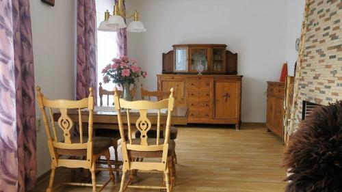 een eetkamer met een tafel en stoelen en een dressoir bij Große Wohnung in Zwickau mit Terrasse, Grill und Garten in Zwickau