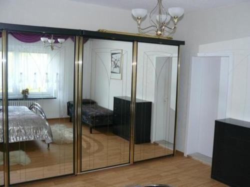 een kamer met een glazen kast met een bed erin bij Große Wohnung in Zwickau mit Terrasse, Grill und Garten in Zwickau