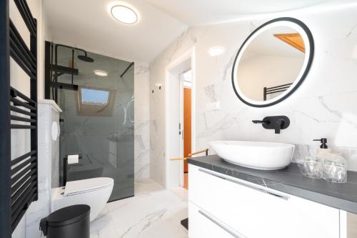 y baño con lavabo y espejo. en Villa Jidro, en Trogir