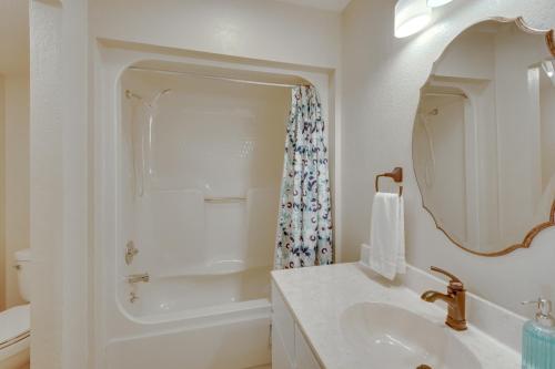 Ένα μπάνιο στο Salem Vacation Rental with Lake Keowee Access!