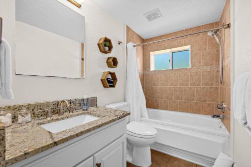 uma casa de banho com um lavatório, um WC e uma banheira em The Ray - 2nd Floor Historic Condo- Minutes Walk to Downtown em Saint Augustine
