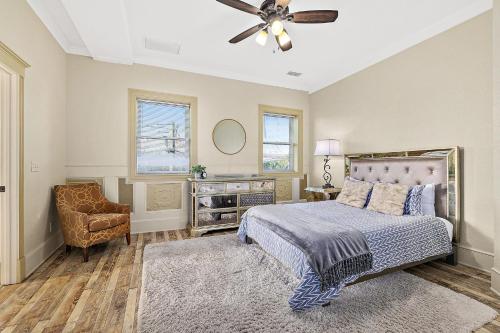 um quarto com uma cama e uma ventoinha de tecto em The Ray - Penthouse Suite - 360° Rooftop View em Saint Augustine