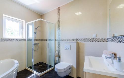 Villa Kate - fairytale, outdoor pool, 4 bedrooms, free parking في دوبروفنيك: حمام مع دش ومرحاض ومغسلة