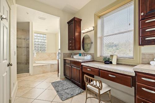een badkamer met een wastafel, een toilet en een bad bij The Ray - Penthouse Suite - 360° Rooftop View in St. Augustine