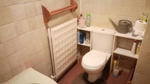 Bathroom sa 3 Mins from shops - Sleeps up to 3 - Free WiFi, Parking - Great for Walkers - Relaxing stay for Contractors - Families - Relocators